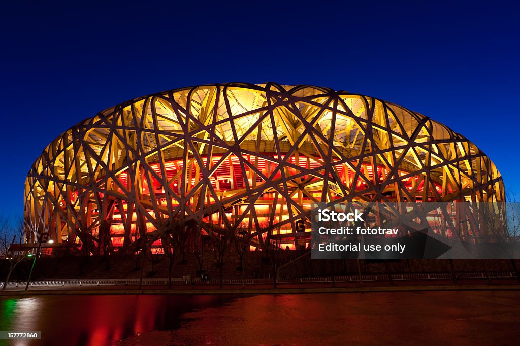 Пекинский национальный Стадион ночью-птица гнездо - Стоковые фото Athletes Village роялти-фри