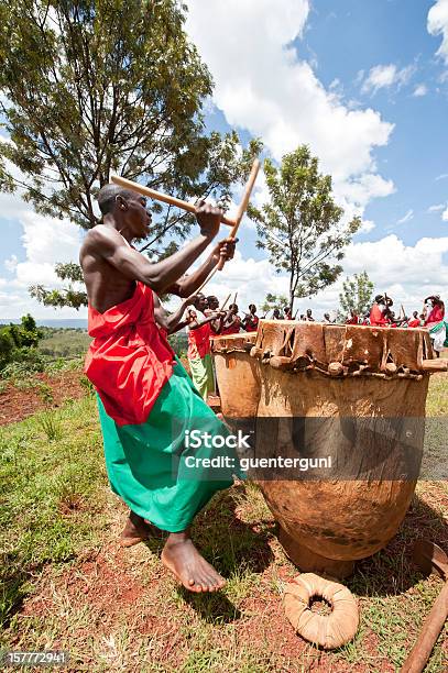 Foto de Tocadores De Tambor E Dançarinos De Gitega No Burundi África e mais fotos de stock de Adulto