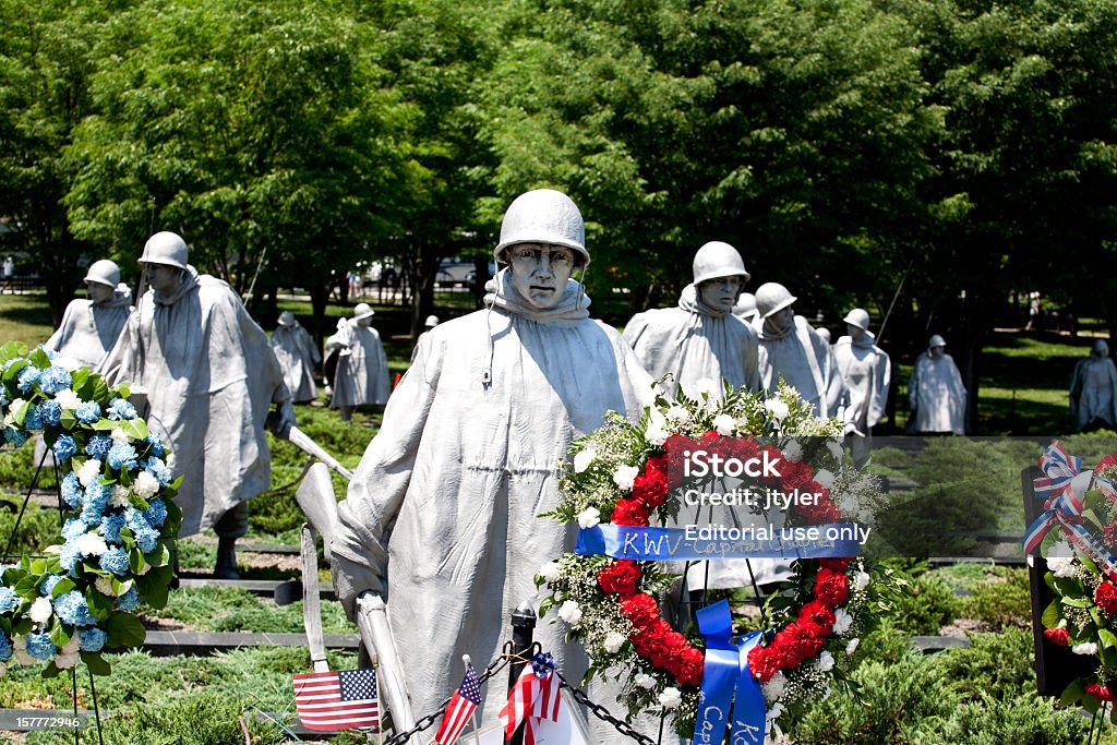 Korean War Memorial avec couronnes de fleurs - Photo de Korean War Memorial libre de droits