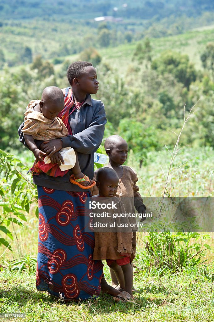 Африканская женщина с ее детьми в поле, Бурунди, Африка - Стоковые фото Бурунди роялти-фри