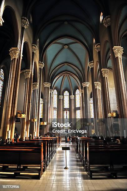 Foto de Saint Antuan Katolik Kilisesi e mais fotos de stock de Altar - Altar, Aplaudindo, Arco - Característica arquitetônica