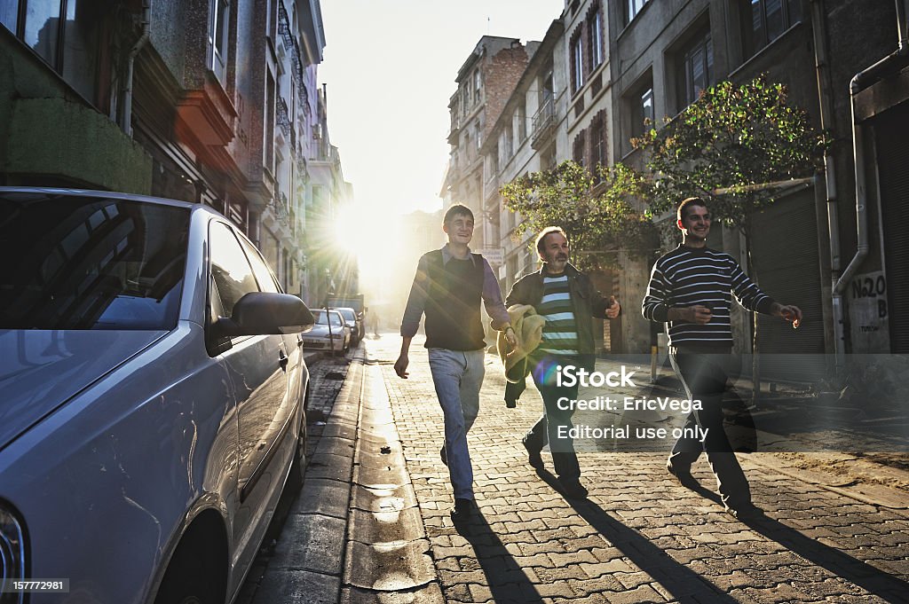 Drei Männer gehen auf der Straße von Istanbul, Türkei - Lizenzfrei Auto Stock-Foto