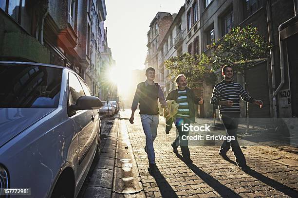 Drei Männer Gehen Auf Der Straße Von Istanbul Türkei Stockfoto und mehr Bilder von Auto