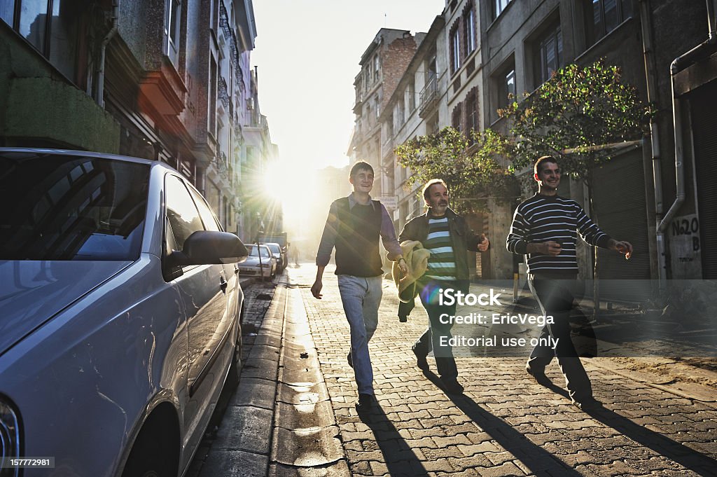 Três homens a caminhar para as ruas de Istambul, Turquia - Royalty-free Adulto Foto de stock