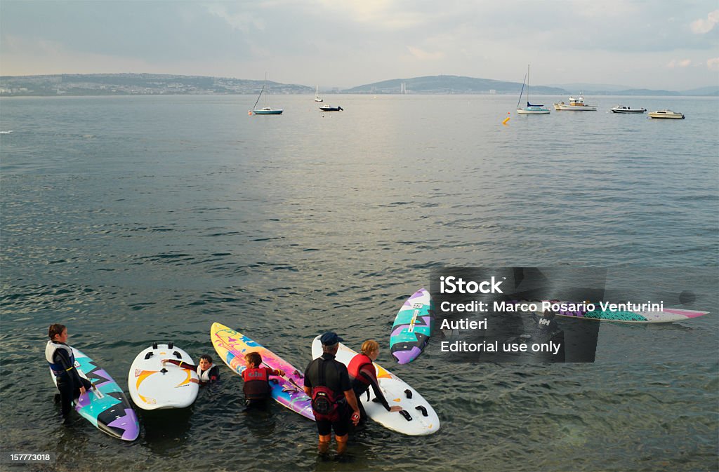 Surfisti a Swansea Bay - Foto stock royalty-free di 2000-2009