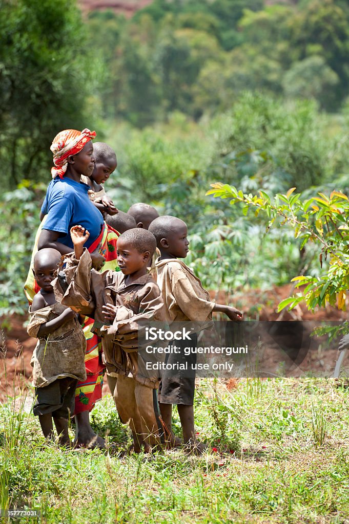 Femme africaine avec ses enfants dans un champ, Burundi, Afrique - Photo de Burundi libre de droits