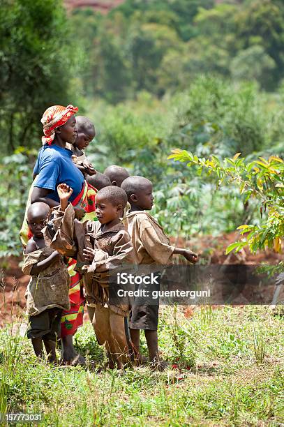 Photo libre de droit de Femme Africaine Avec Ses Enfants Dans Un Champ Burundi Afrique banque d'images et plus d'images libres de droit de Burundi