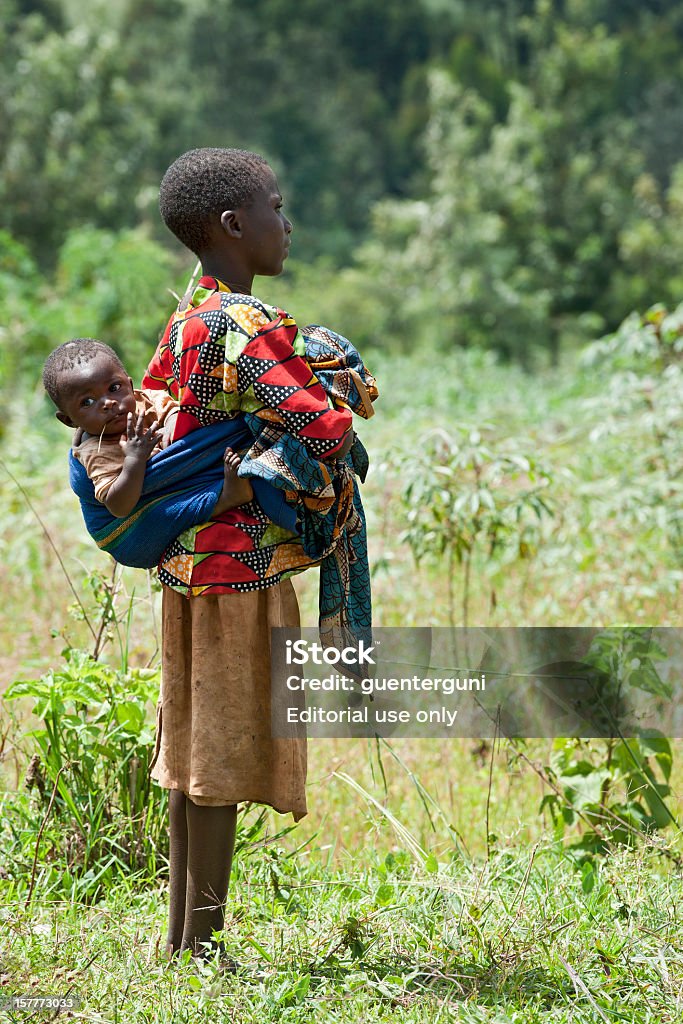 Sehr junge afrikanische Mutter mit Ihrem baby in einem Feld - Lizenzfrei Burundi - Ostafrika Stock-Foto