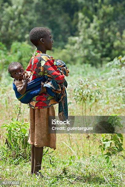 Sehr Junge Afrikanische Mutter Mit Ihrem Baby In Einem Feld Stockfoto und mehr Bilder von Burundi - Ostafrika