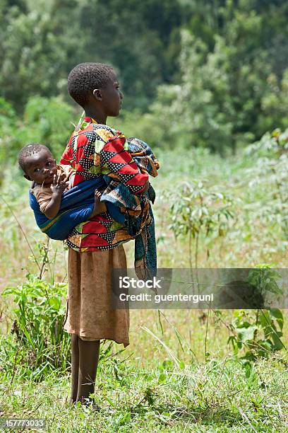 非常に若いアフリカの母と彼女の子のフィールド - ブルンジのストックフォトや画像を多数ご用意 - ブルンジ, 人物, 2人