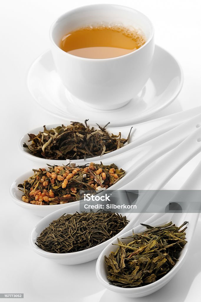 Различных видов зеленого чая и чашка - Стоковые фото Без людей роялти-фри