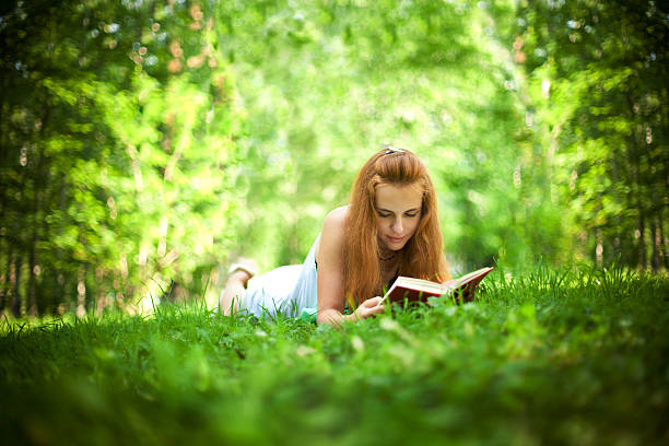 dziewczyna czytanie książki - teenagers only lake summer sunlight zdjęcia i obrazy z banku zdjęć