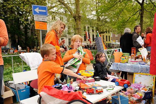 kuvapankkikuvat ja rojaltivapaat kuvat aiheesta lapset myyvät leluja kuningattaren päivänä utrechtissa - shopping street in utrecht netherlands