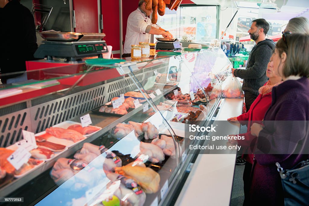 Hombre relojes un carnicero pesar piezas de carne - Foto de stock de Carnicero libre de derechos