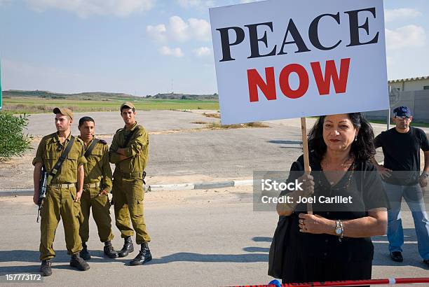 Foto de Paz Agora Manifestante No Eretz De Cruzar A Faixa De Gaza e mais fotos de stock de Liberdade