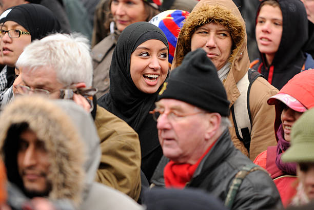 multiétnico de gente que participaron en la protesta contra el racismo - editorial outdoors vertical amsterdam fotografías e imágenes de stock