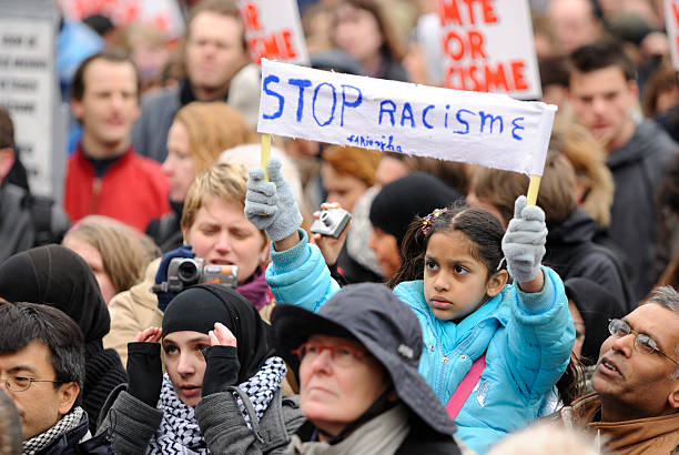 multi-ethnischen gruppe teilnehmenden in antirassismus-demonstration - emotional stress looking group of people clothing stock-fotos und bilder