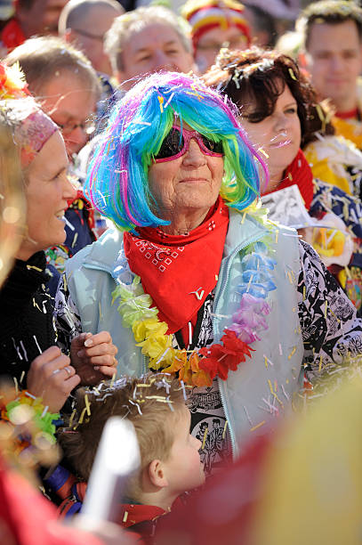 colorido gente, el desfile anual carnival en'hertogenbosch - costume stage costume sunlight carnival fotografías e imágenes de stock