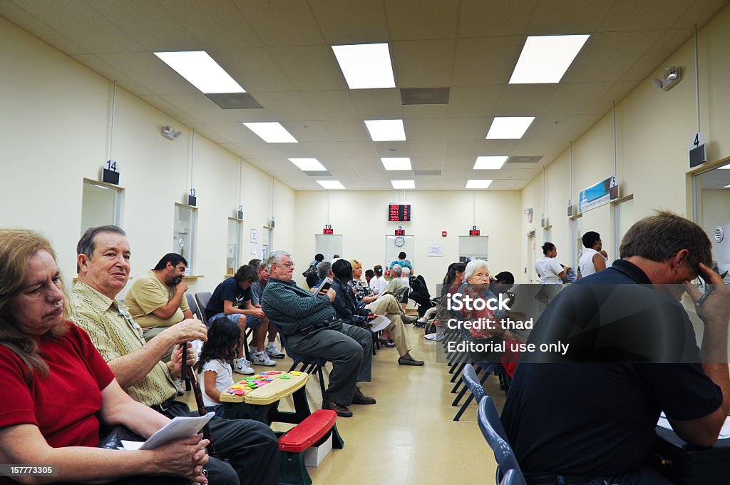 Los clientes que en DMV sala de espera - Foto de stock de Department Of Motor Vehicles libre de derechos