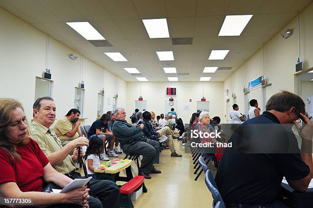 Os Clientes Que Em Dmv Sala De Espera - Fotografias de stock e mais imagens de Departamento de Veículos a Motor - Departamento de Veículos a Motor, Esperar na fila, Escritório