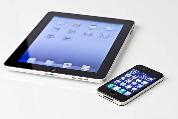 de apple ipad com 3 g e iphone 4 - ipad iphone smart phone ipad 3 imagens e fotografias de stock