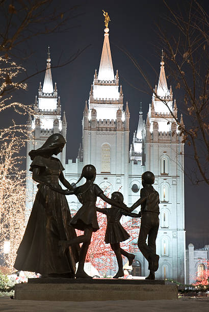 クリスマスのソルトレイクシティー - temple mormonism salt lake city temple square ストックフォトと画像