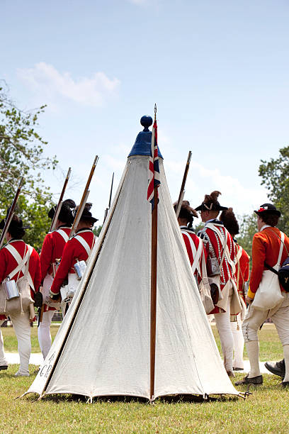 역사 재연 of redcoats 구축하는 윌리엄스버그 - colonial style armed forces historical reenactment usa 뉴스 사진 이미지