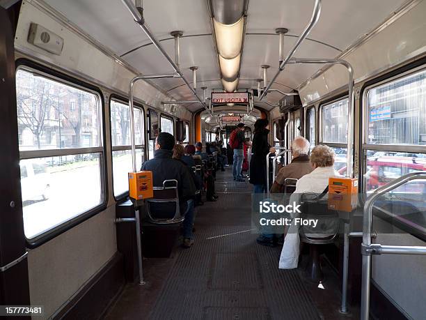 Ludzie Podróżują Wewnątrz Tramwaj - zdjęcia stockowe i więcej obrazów Autobus - Autobus, Dorosły, Fotel samochodowy
