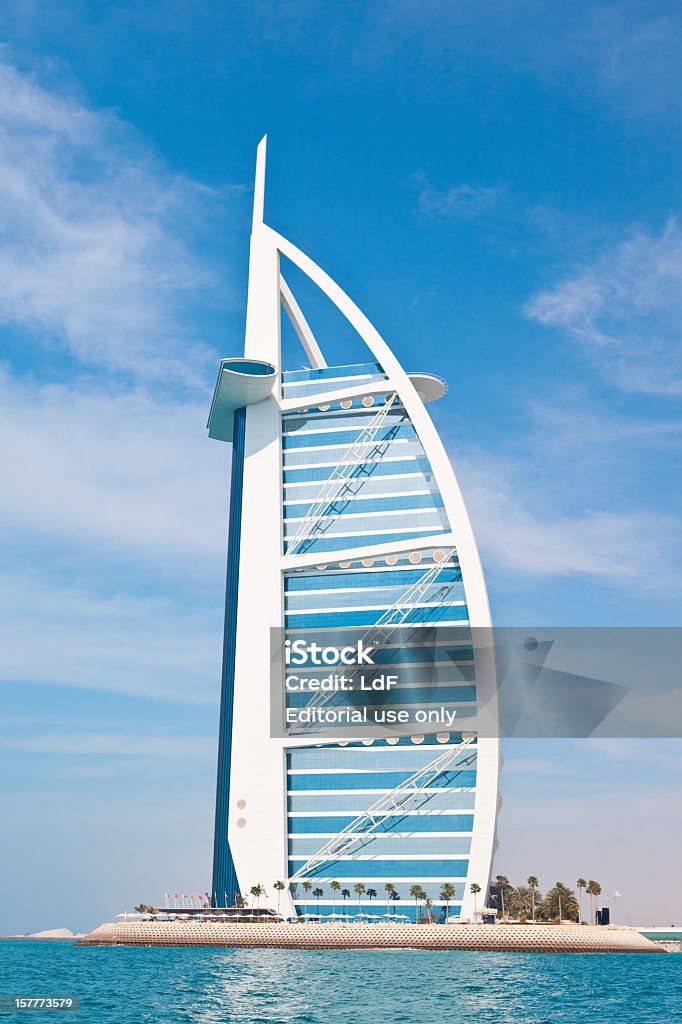 Отель Burj Al Arab в Дубае на море - Стоковые фото Арабеска роялти-фри