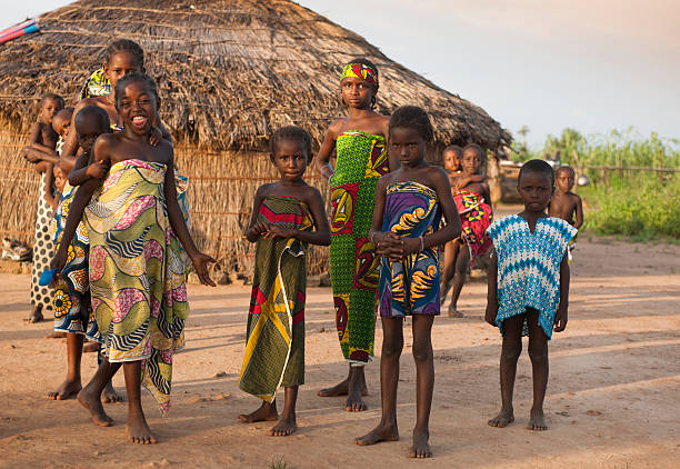 Jugendliche im nigerianischen village – Foto