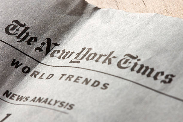 die new york times schreibt wöchentliche edition in delo zeitung - times up stock-fotos und bilder