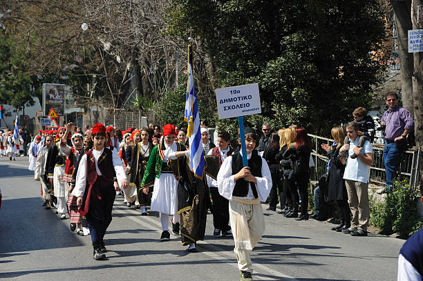 école nationale grecque parade pour les fêtes de fin d'année - greek culture greek flag greece little boys photos et images de collection