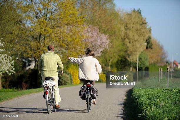 Casal De Ciclismo Em Estrada Secundária Na Holanda - Fotografias de stock e mais imagens de Países Baixos - Países Baixos, Bicicleta, Ciclismo