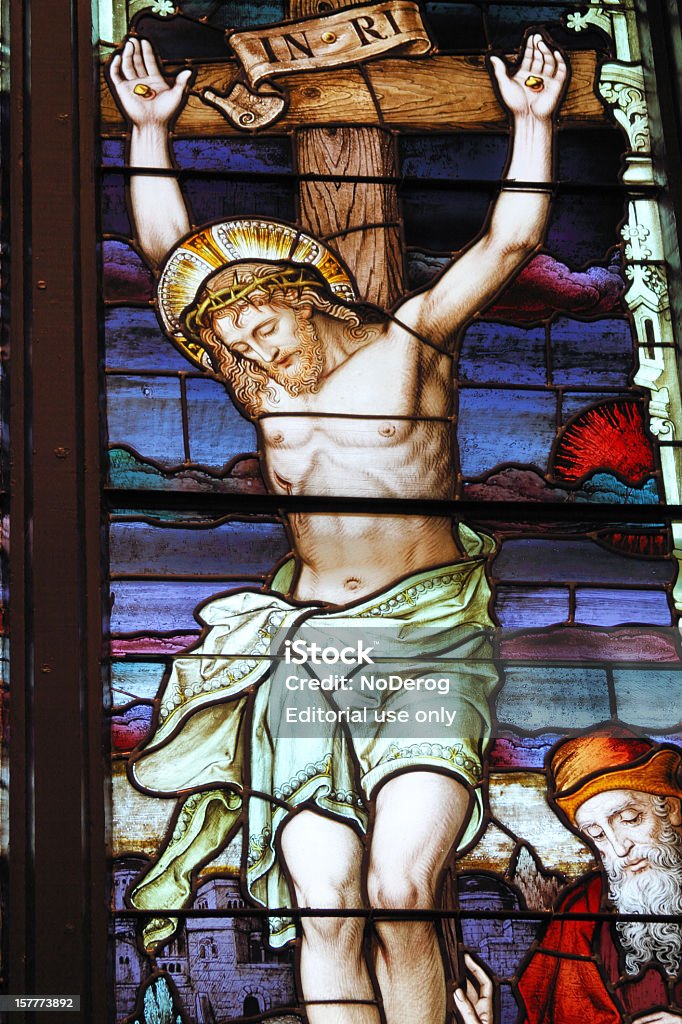Vitrales de la ventana en una iglesia que describen la crucifixion - Foto de stock de Arquitectura libre de derechos