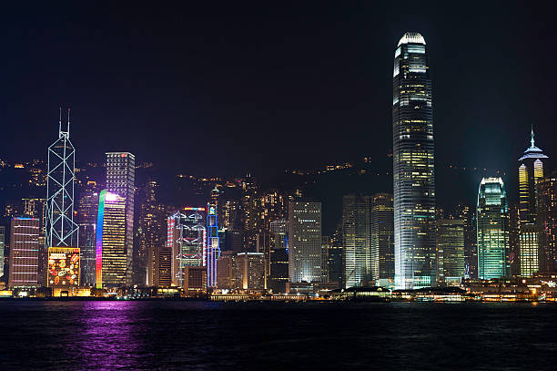 porto di hong kong di notte grattacieli di colore fluo - admiralty bay foto e immagini stock