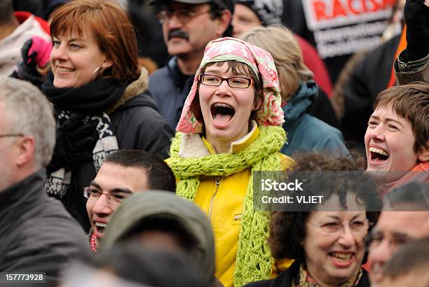 Photo libre de droit de Multiethnique Dans Une Foule Participant À La Lutte Contre Le Racisme Manifestation banque d'images et plus d'images libres de droit de Crier