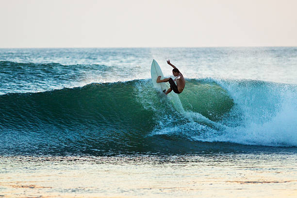 auf der top - surfing surf wave men stock-fotos und bilder
