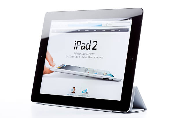 apple est sur ipad2, isolé montrant sur ipad2 le site web de - apple com photos et images de collection