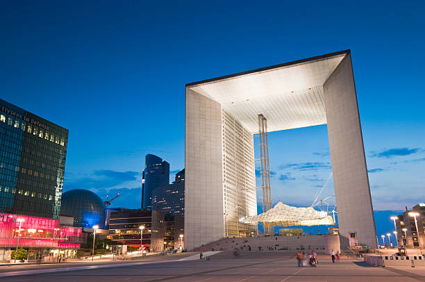 grand arche in la défense, paris - national landmark editorial color image horizontal stock-fotos und bilder