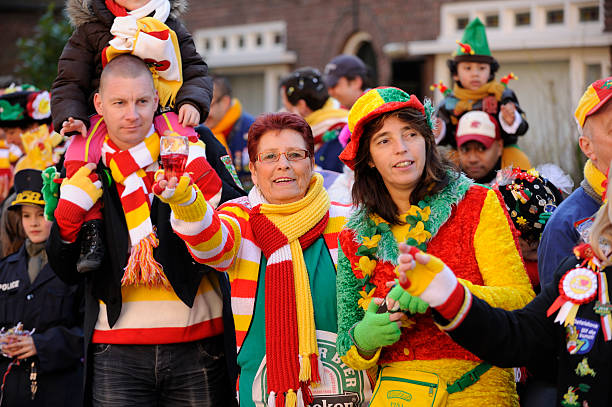 colorido gente, el desfile anual carnival en'hertogenbosch - costume stage costume sunlight carnival fotografías e imágenes de stock