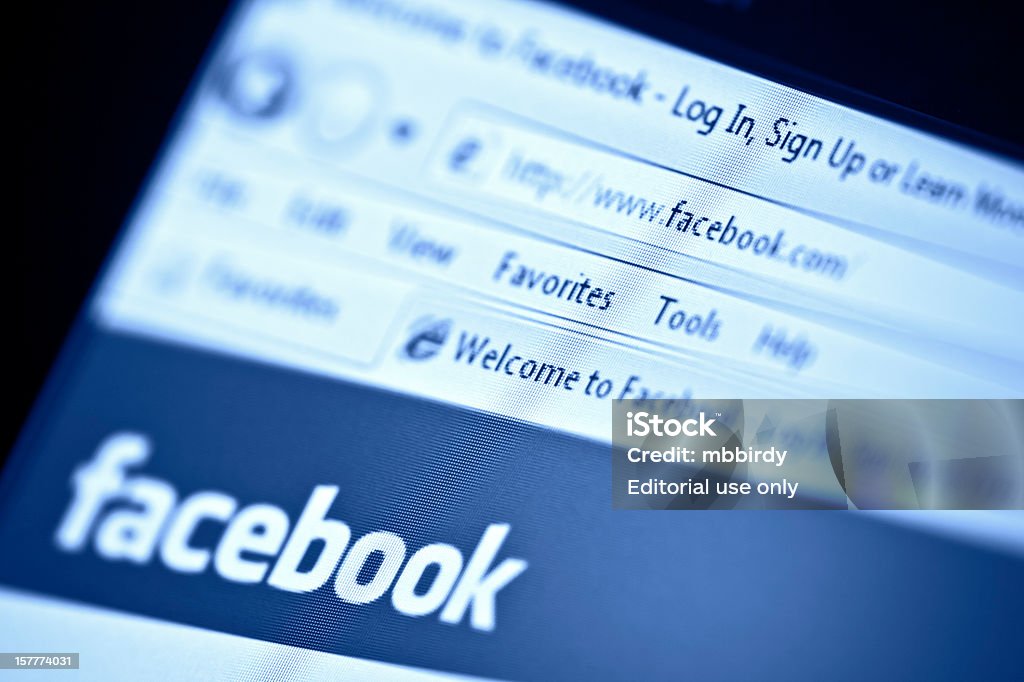 Facebook サイトを Internet Explorer のブラウザーの LCD スクリーン - Internet Explorerのロイヤリティフリーストックフォト