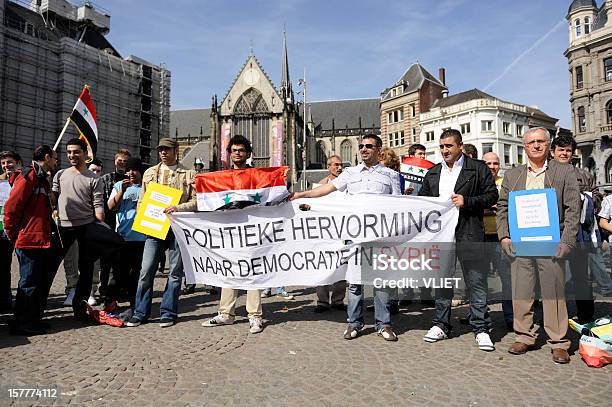 Activistas Protesta Para La Reforma De La Política En Siria La Plaza Dam De Ámsterdam Foto de stock y más banco de imágenes de Estar de pie