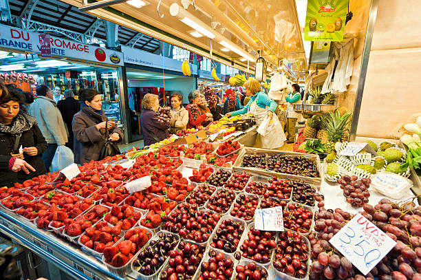 女性のショッピング、新鮮なフルーツとストロベリーチェリーズ市場のブースバレンシアスペイン - market stall spain fruit trading ストックフォトと画像