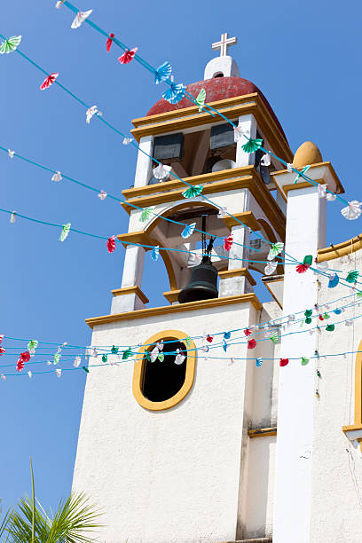 parroquia de nuestra señora guadalupe, la crucecita, оахака, мексика - huatulco mexico oaxaca bell стоковые фото и изображения