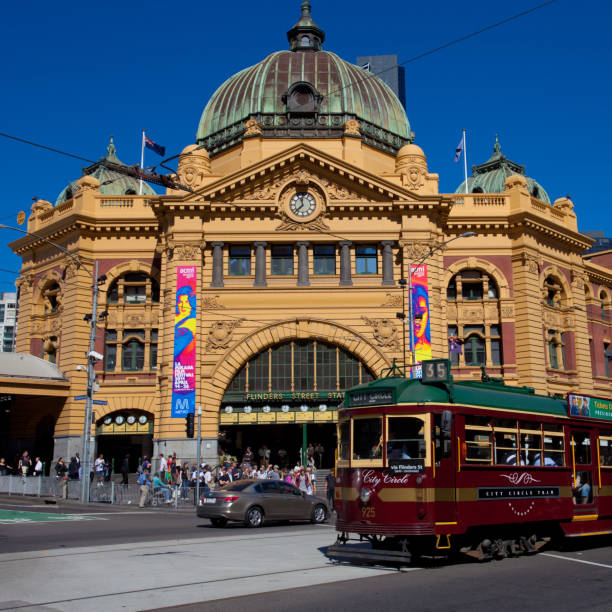 tramwaj w flinders st station - famous place melbourne australia built structure zdjęcia i obrazy z banku zdjęć