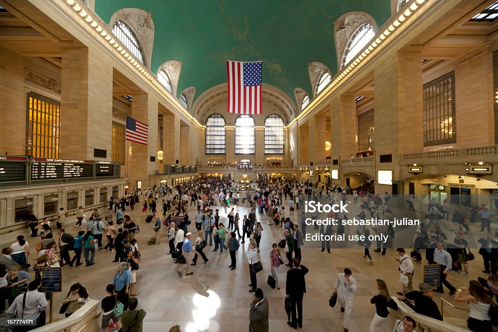 manhattan di new york city in attesa i pendolari a grand central station - Foto stock royalty-free di Persone