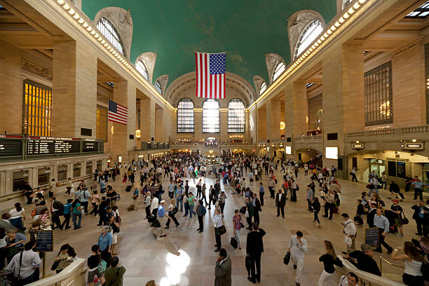 manhattan di new york city in attesa i pendolari a grand central station - subway station subway train new york city people foto e immagini stock