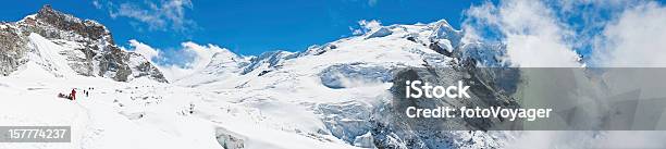 Sherpas E Gli Alpinisti Arrampicata Da Neve Glacier Peaks Panorama Himalaya In Nepal - Fotografie stock e altre immagini di Alpinismo