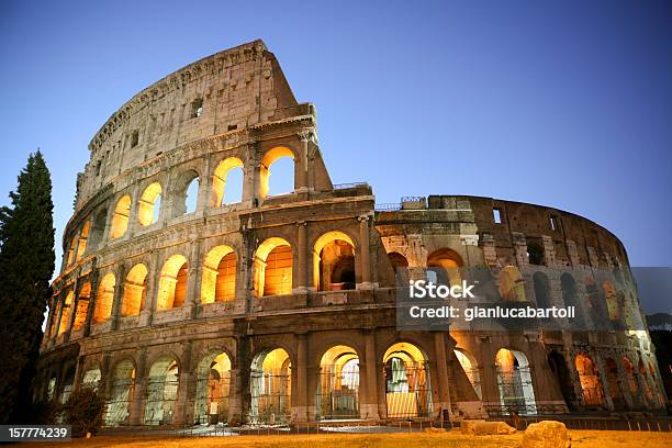 Coliseu À Noite - Fotografias de stock e mais imagens de Coliseu - Coliseu, Anfiteatro, Ao Ar Livre