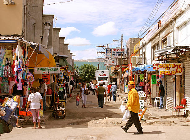 scène de rue juarez, mexique - strip mall shopping mall road street photos et images de collection